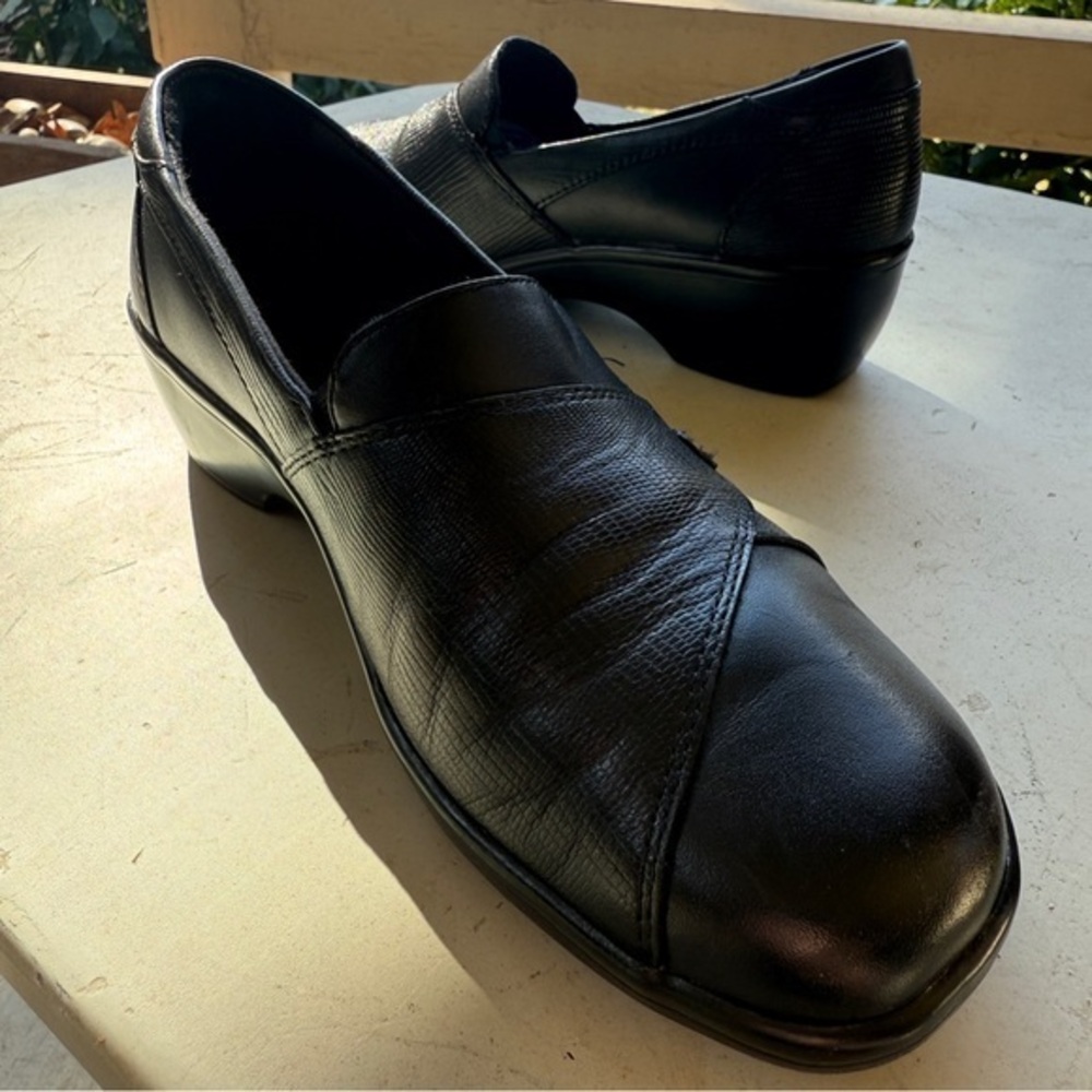 Clark’s May Marigold Black Leather Women’s Slip-On Shoes. Sz 6.5. Preowned.